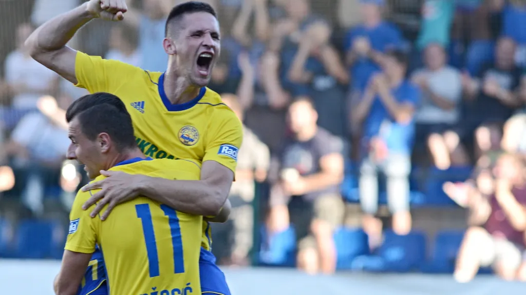 Adnan Džafič (stojí zády) slaví s Lukášem Železníkem