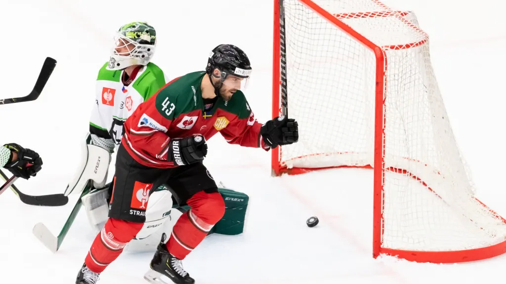 Michael Špaček z Frölundy se raduje z branky