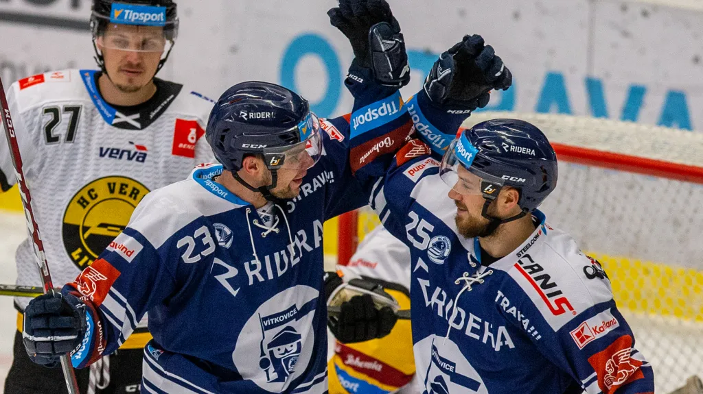 Marek Kalus slaví s Josefem Mikyskou gól proti Litvínovu