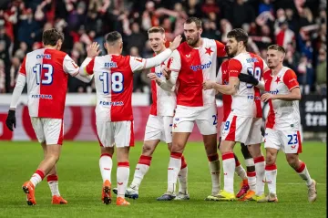 Tomáš Chorý se raduje se svými spoluhráči