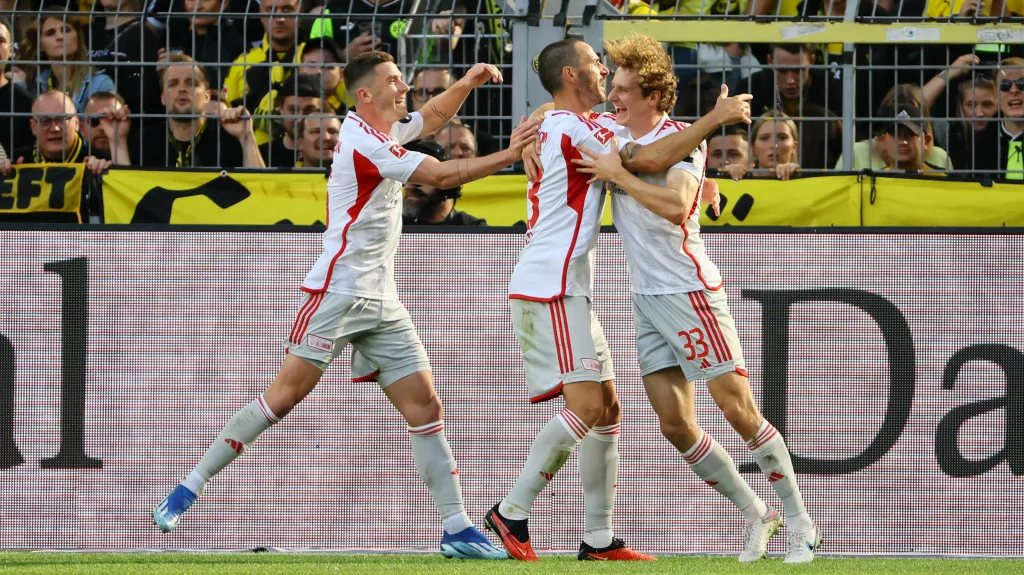 Alex Král se raduje z gólu, který ale nebyl uznán