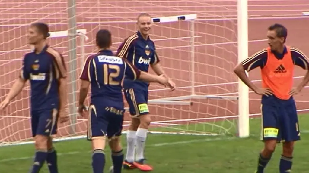 Špotáková či Maslák s balonem. Atleti Dukly si zahráli tradiční fotbal