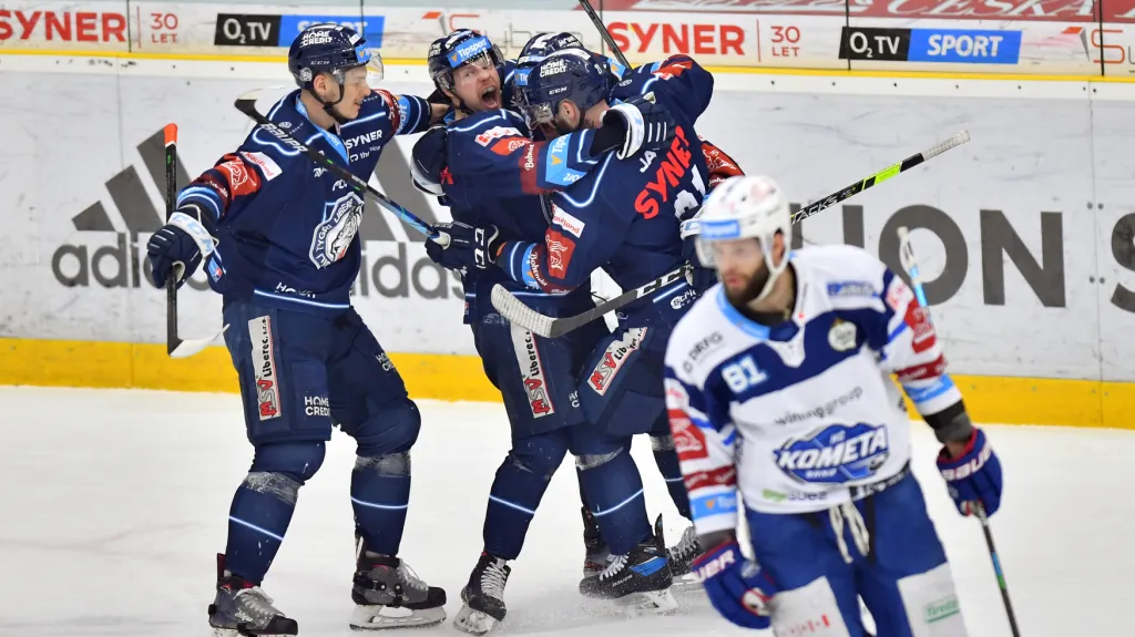 Hokejisté Liberce slaví gól v utkání s Brnem