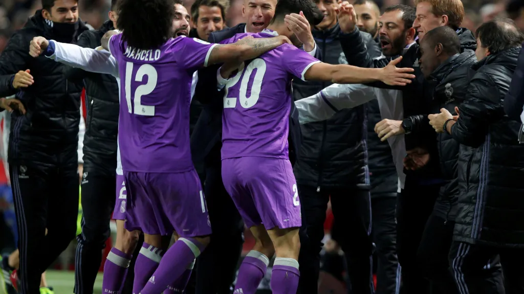 Slavící fotbalisté Realu Madrid