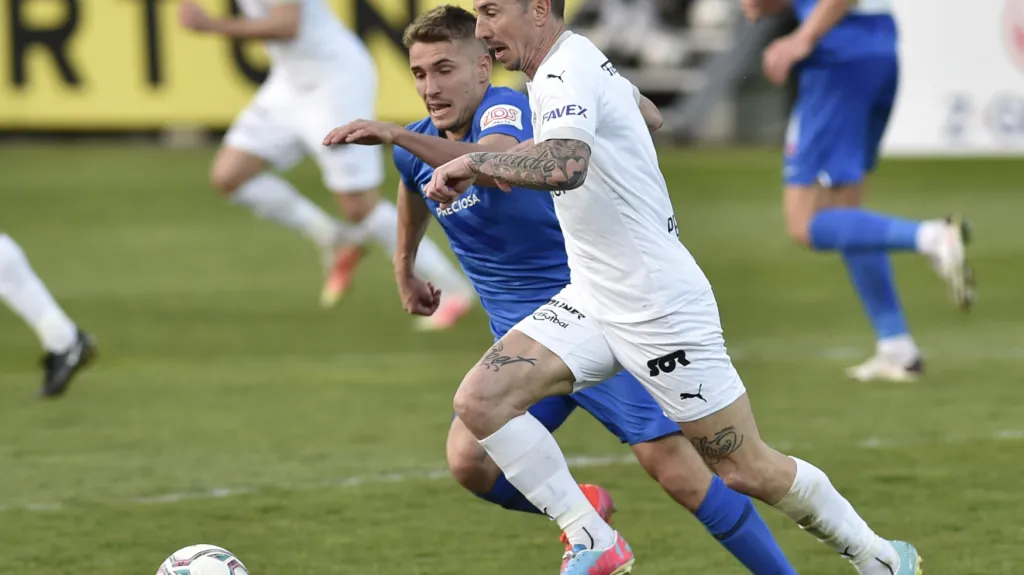 Michal Sadílek v souboji s Milanem Petrželou