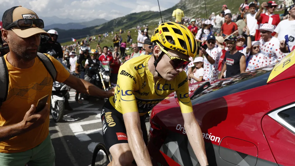 Jonas Vingegaard objíždí auto ředitele Tour de France