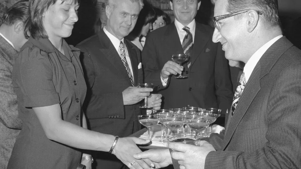 Martina Navrátilová přijímá gratulace po výhře na Poháru federace v roce 1975