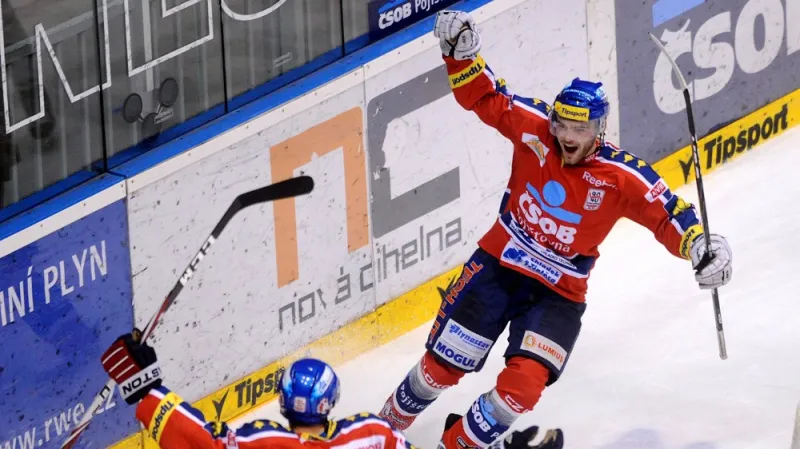 Pardubický Kousal se raduje z gólu do branky Kladna