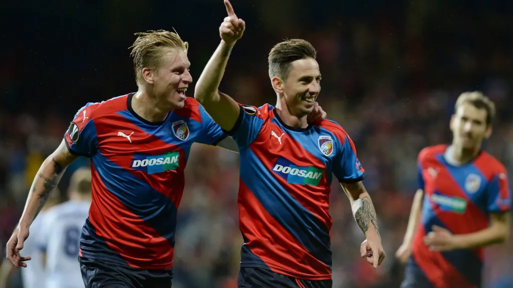 Milan Petržela (uprostřed) slaví s Františkem Rajtoralem vstřelenou branku Plzně