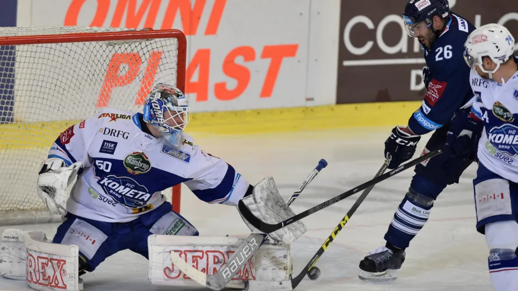Brankář Karel Vejmelka z Komety Brno v utkání proti Liberci