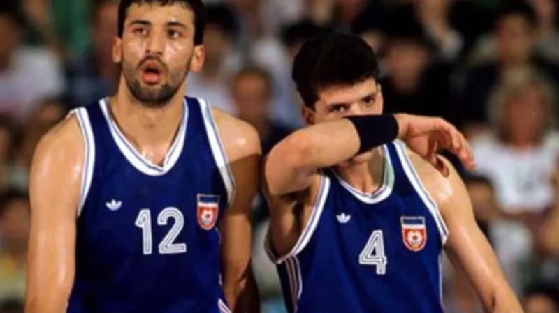 Vlade Divac a Dražen Petrovič na MS 1990. Poslední titul před rozpadem Jugoslávie