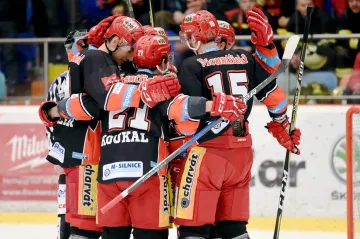 Hokejisté Hradce Králové slaví jeden z gólů proti Litvínovu