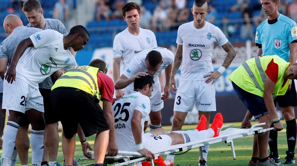 Jakub Rada na nosítkách