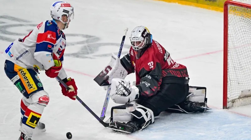 Roman Červenka a Josef Kořenář v utkání HC Sparta Praha – HC Dynamo Pardubice