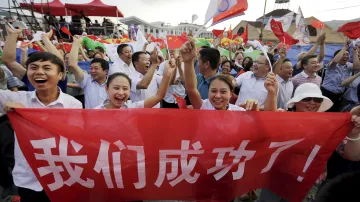 Vítězná euforie obyvatel Čang-ťia-kchou