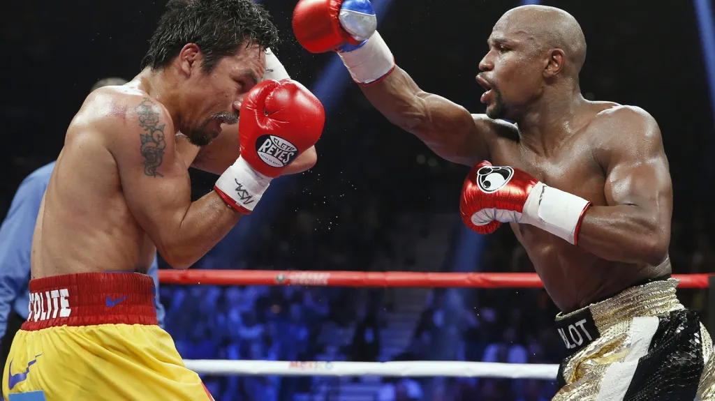 Manny Pacquiao (vlevo) a Floyd Mayweather Jr.