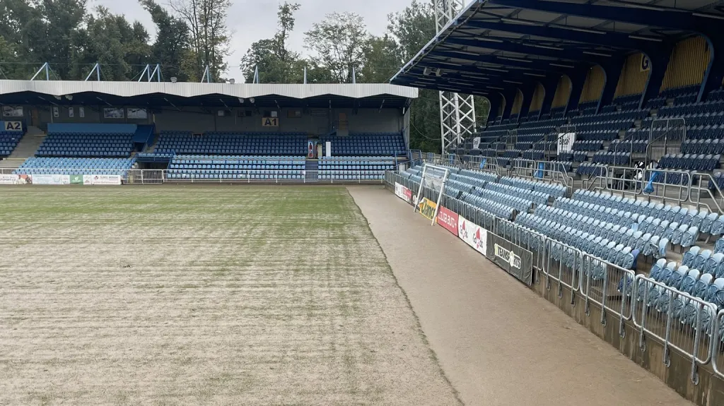 Zatopené hřiště na stadionu v Opavě