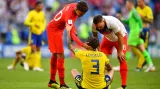 Angličané Dele Alli (vlevo) a Phil Jones utěšují Victora Lindelöfa ze Švédska