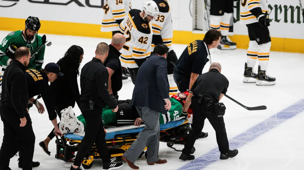 Roman Polák opustil ledovou plochu na nosítkách