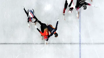 Těsný finiš short tracku mužů na 1000 metrů