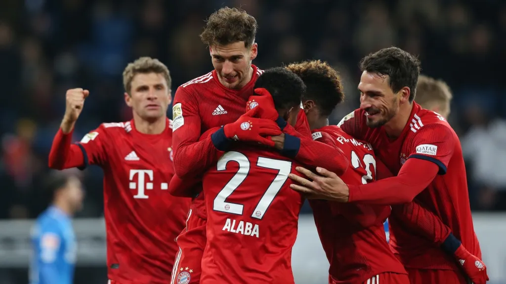 Hráči Bayernu se radují z trefy Goretzky