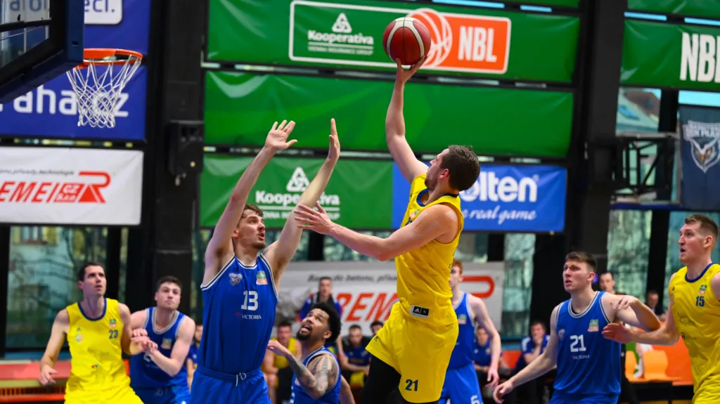 Opavský rozehrávač Radovan Kouřil zakončuje proti obránci USK Praha