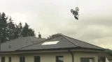 Akrobatický motocyklista Podmol přeskočil dům
