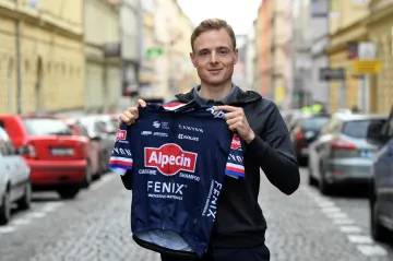 Petr Vakoč s dresem svého nového týmu