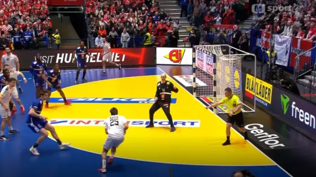 Proměněná sedmička Richardsona a bronzová hlavička brankáře Bolzingera