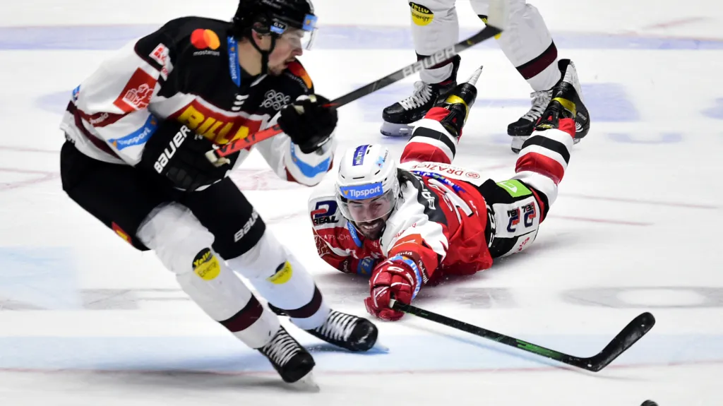 Obránce Sparty Tomáš Dvořák a Valentin Claireaux z Dynama