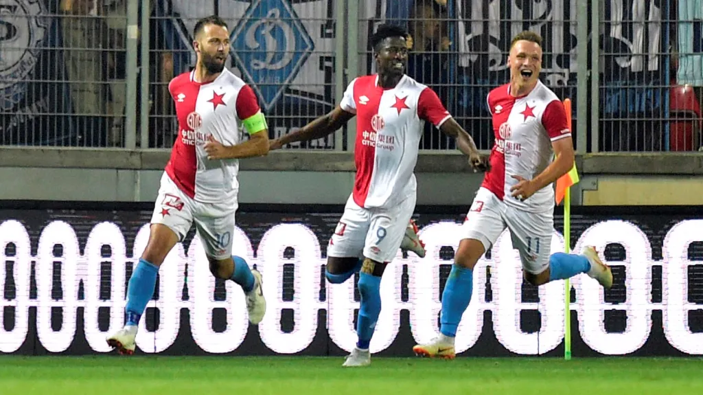 Fotbalisté Slavie slaví vstřelenou branku