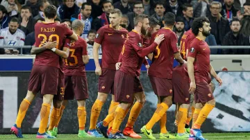 Fotbalisté AS Řím slaví jednu z branek na půdě Lyonu