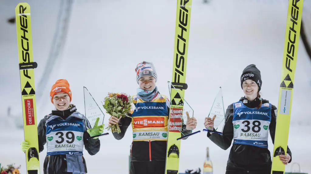 Pódium po závodě skokanek v Ramsau