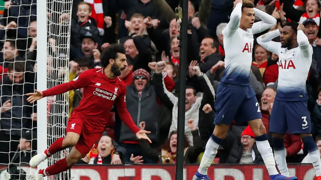 Mohamed Salah se raduje z branky v síti Tottenhamu