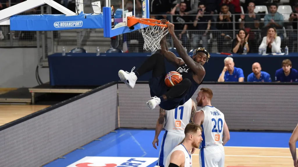 Vysocí hráči Francie dominovali v druhé půli v zápase proti Česku