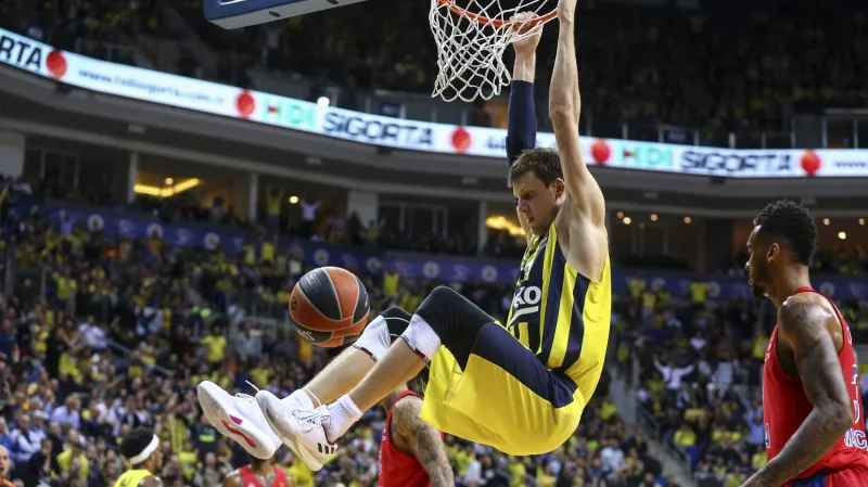 Veselý rozhodl pro Fenerbahce šlágr Evropské ligy s CSKA