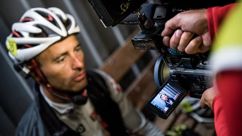 Noční rozhovor se Sváťou Božákem během cyklistického ultramaratonu Race Around Austria Extreme