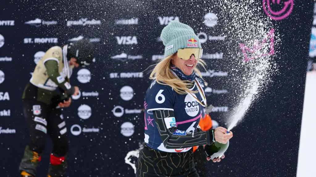 Ester Ledecká se raduje ze stříbra na MS