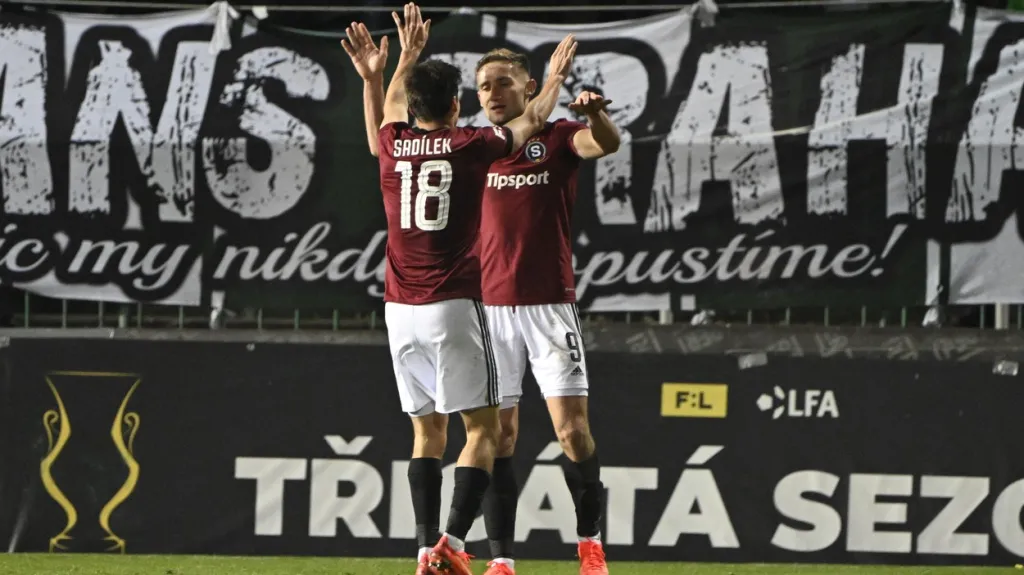 Fotbalisté Sparty slaví gól