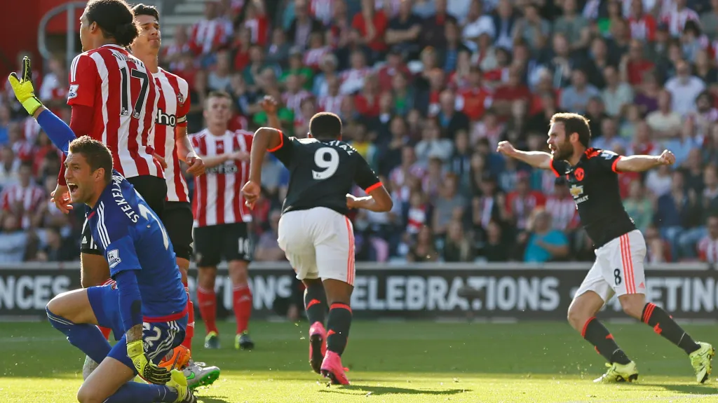 Slavící Anthony Martial s devítkou v utkání proti Southamptonu