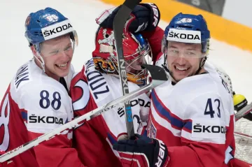 Pavel Francouz (uprostřed) se raduje z výhry s Davidem Pastrňákem (vlevo) a Janem Kovářem