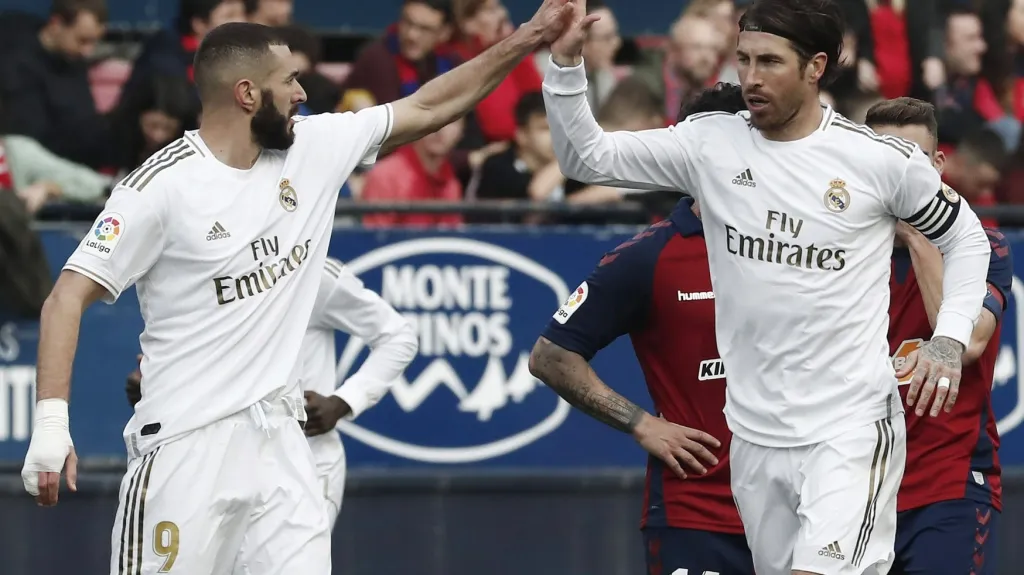 Karim Benzema (vlevo) a Sergio Ramos oslavují gól Realu Madrid