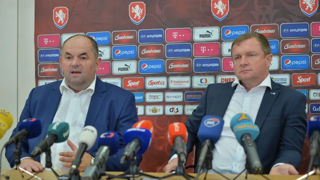 Předseda FAČR Miroslav Pelta a trenér české reprezentace Pavel Vrba