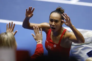 Kanaďanka Leylah Fernandezová se raduje z vítězství