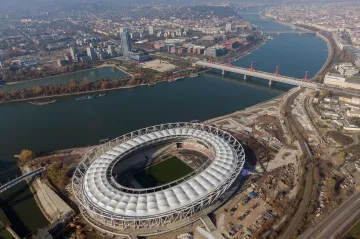 Zbrusu nový stadion leží na levém břehu Dunaje