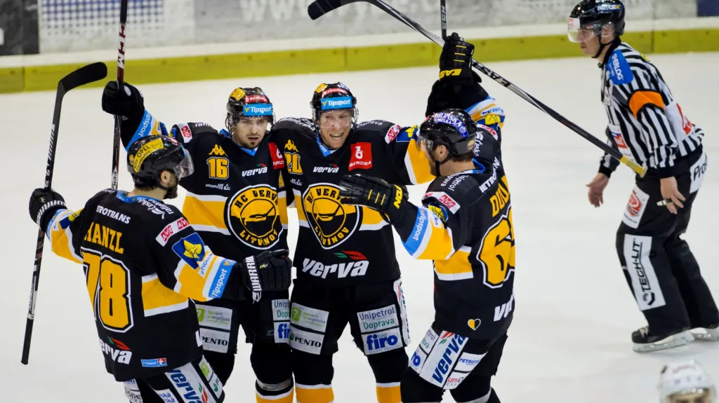 Radující se hokejisté Litvínova