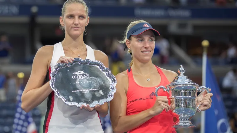 Karolína Plíšková (vlevo) a Kerberová s trofejemi po finále US Open