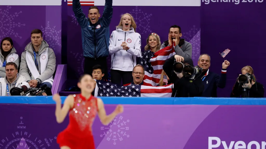 Mirai Nagasuová a v pozadí američtí fanoušci