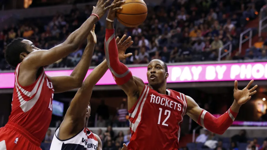 Dwight Howard z Houstonu v zápase s Washingtonem