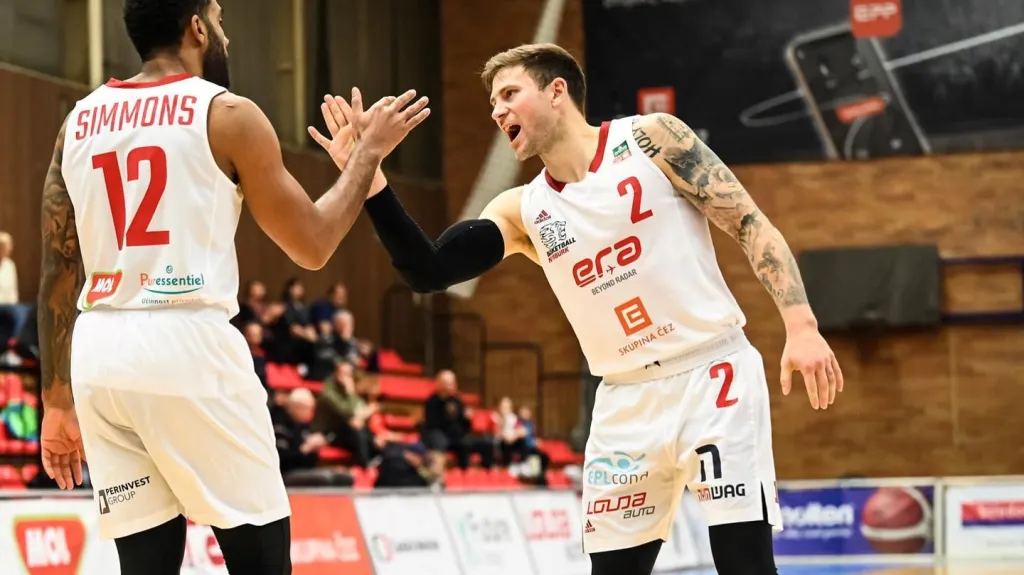 Basketbalisté Nymburka udrželi první místo v tabulce